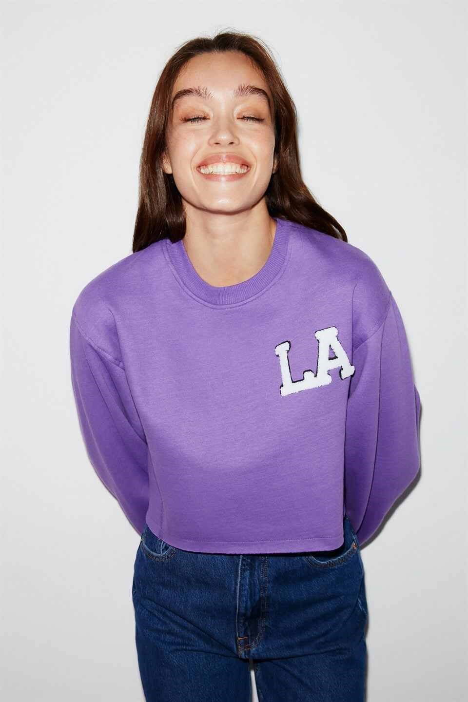 CLARA Kadın Mor Kolej Aplikeli Yuvarlak Yaka Crop Fit Sweatshirt