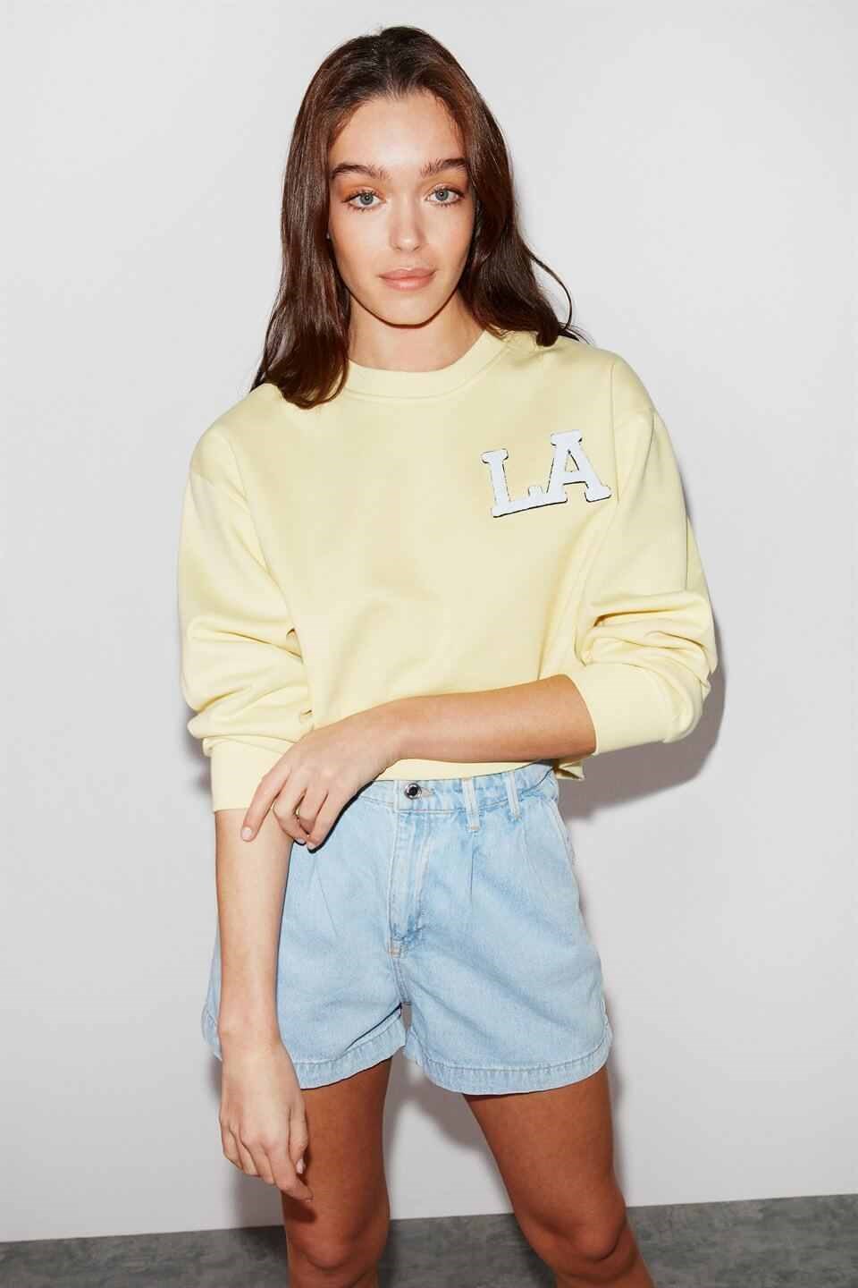 CLARA Kadın Sarı Kolej Aplikeli Yuvarlak Yaka Crop Fit Sweatshirt