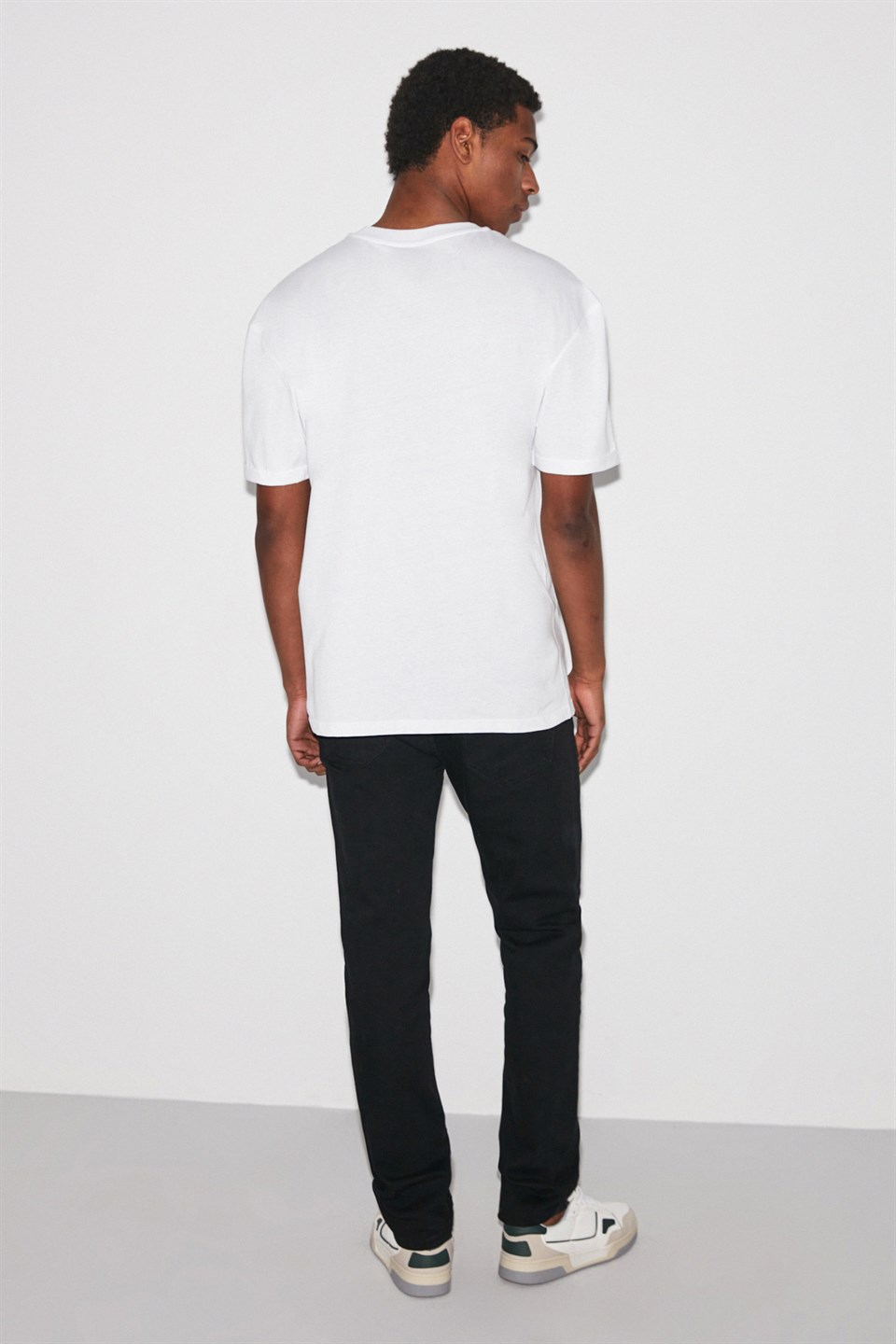 COLOMBUS Erkek Beyaz Yırtmaçlı ve baskılı Yuvarlak Yaka Comfort Fit T-Shirt