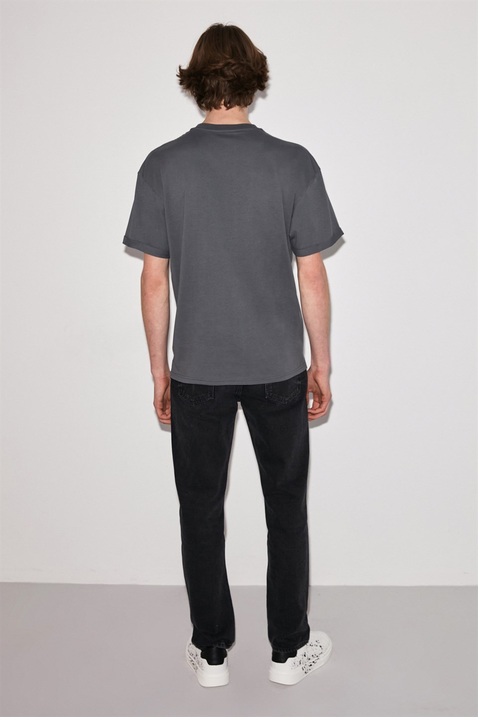 COLOMBUS Erkek Gri Yırtmaçlı ve baskılı Yuvarlak Yaka Comfort Fit T-Shirt