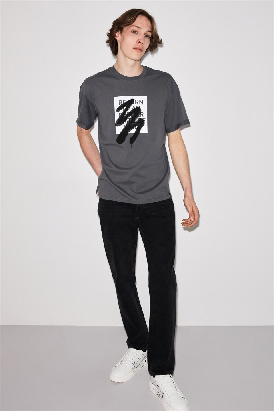 COLOMBUS Erkek Gri Yırtmaçlı ve baskılı Yuvarlak Yaka Comfort Fit T-Shirt