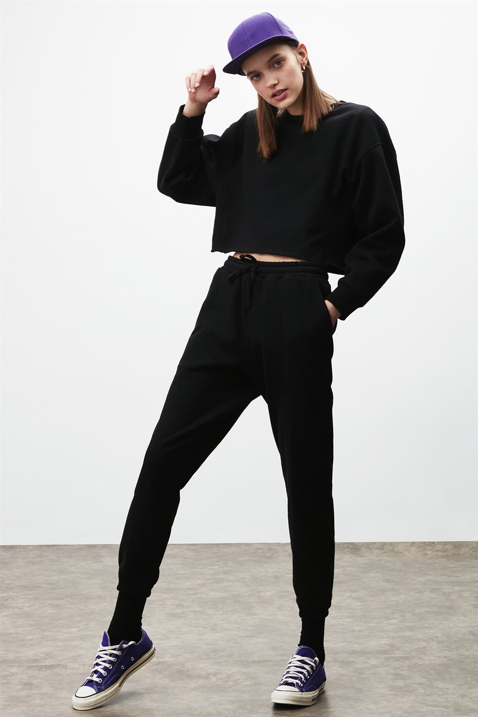 HELICE Kadın Siyah Düz Renk Yuvarlak Yaka Crop Fit Sweatshirt