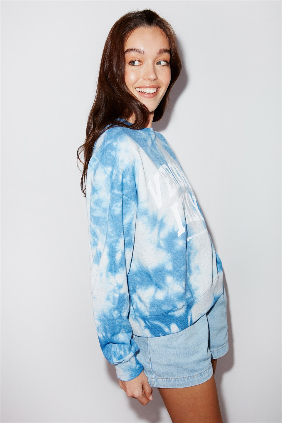 KENDALL Kadın Mavi Batik Yıkamalı ve Baskılı Yuvarlak Yaka Comfort Fit Sweatshirt