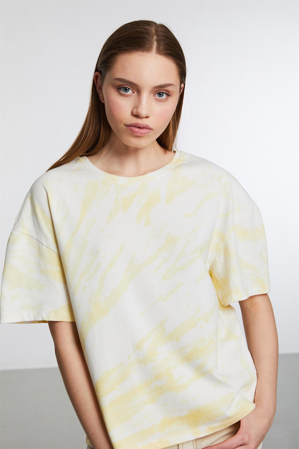 Nıgerıa Kadın Sarı Batik Yuvarlak Yaka Comfort Fit T-Shirt
