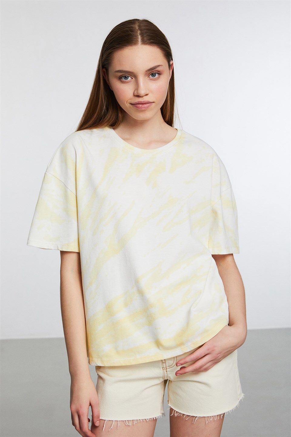 Nıgerıa Kadın Sarı Batik Yuvarlak Yaka Comfort Fit T-Shirt