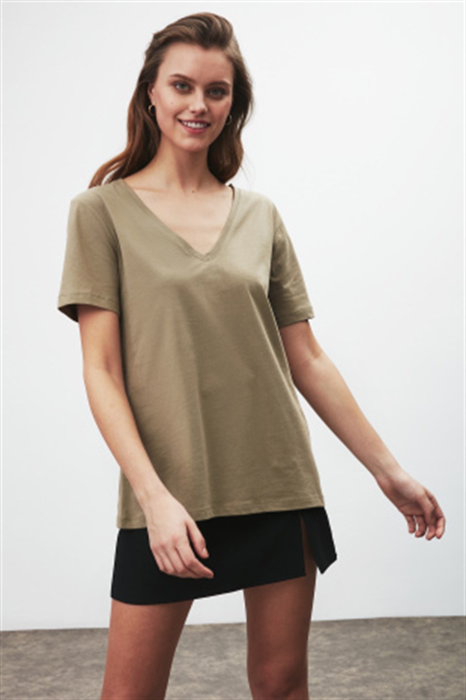PAISLEY Kadın Haki Düz Renk V Yaka Comfort Fit T-Shirt