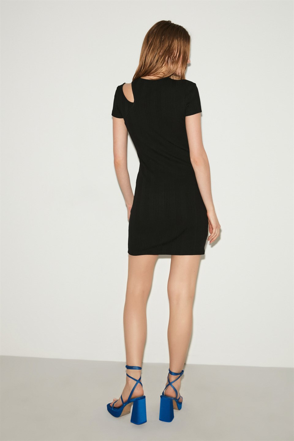 PRIMROSE Siyah Kadın Düz Renk Yuvarlak Yaka Cut Out Detaylı  Mini  Mini Elbise