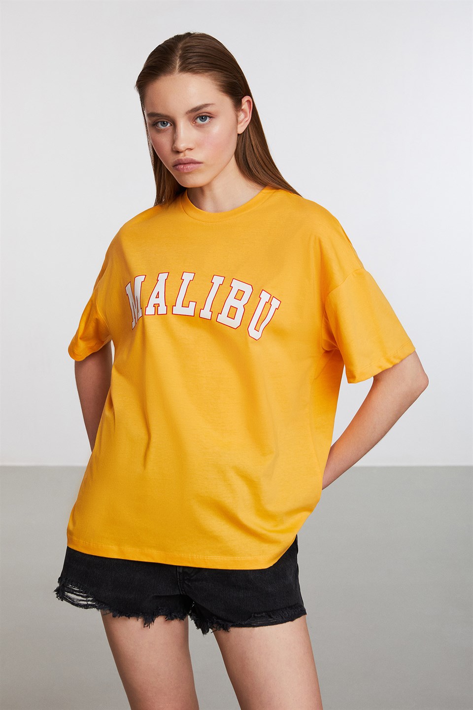 PUERTO Kadın Safran Sarı Baskılı Yuvarlak Yaka Comfort Fit T-Shirt