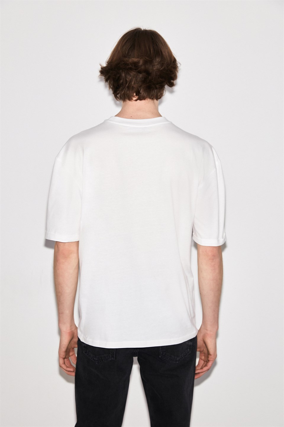 SPRING Erkek Beyaz Yırtmaçlı ve baskılı Yuvarlak Yaka Comfort Fit T-Shirt