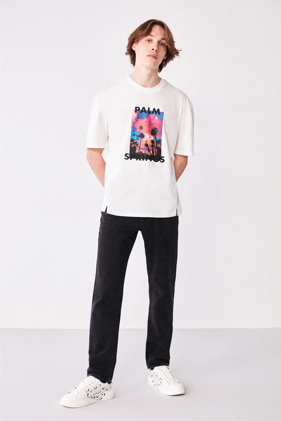 SPRING Erkek Beyaz Yırtmaçlı ve baskılı Yuvarlak Yaka Comfort Fit T-Shirt
