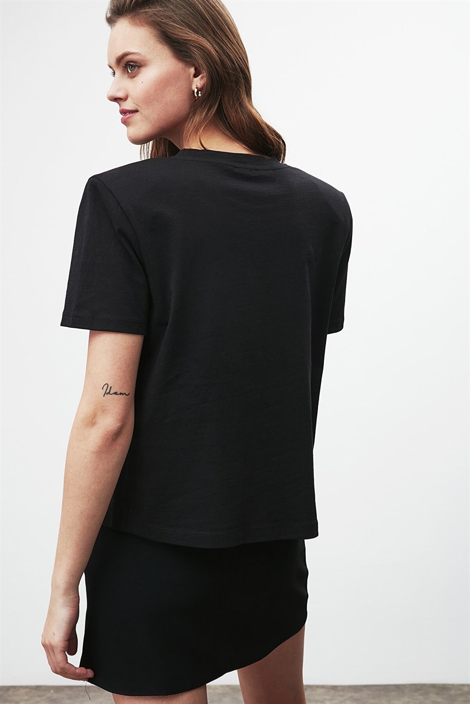 STELLA Kadın Siyah Düz Renk Yuvarlak Yaka Comfort Fit T-Shirt