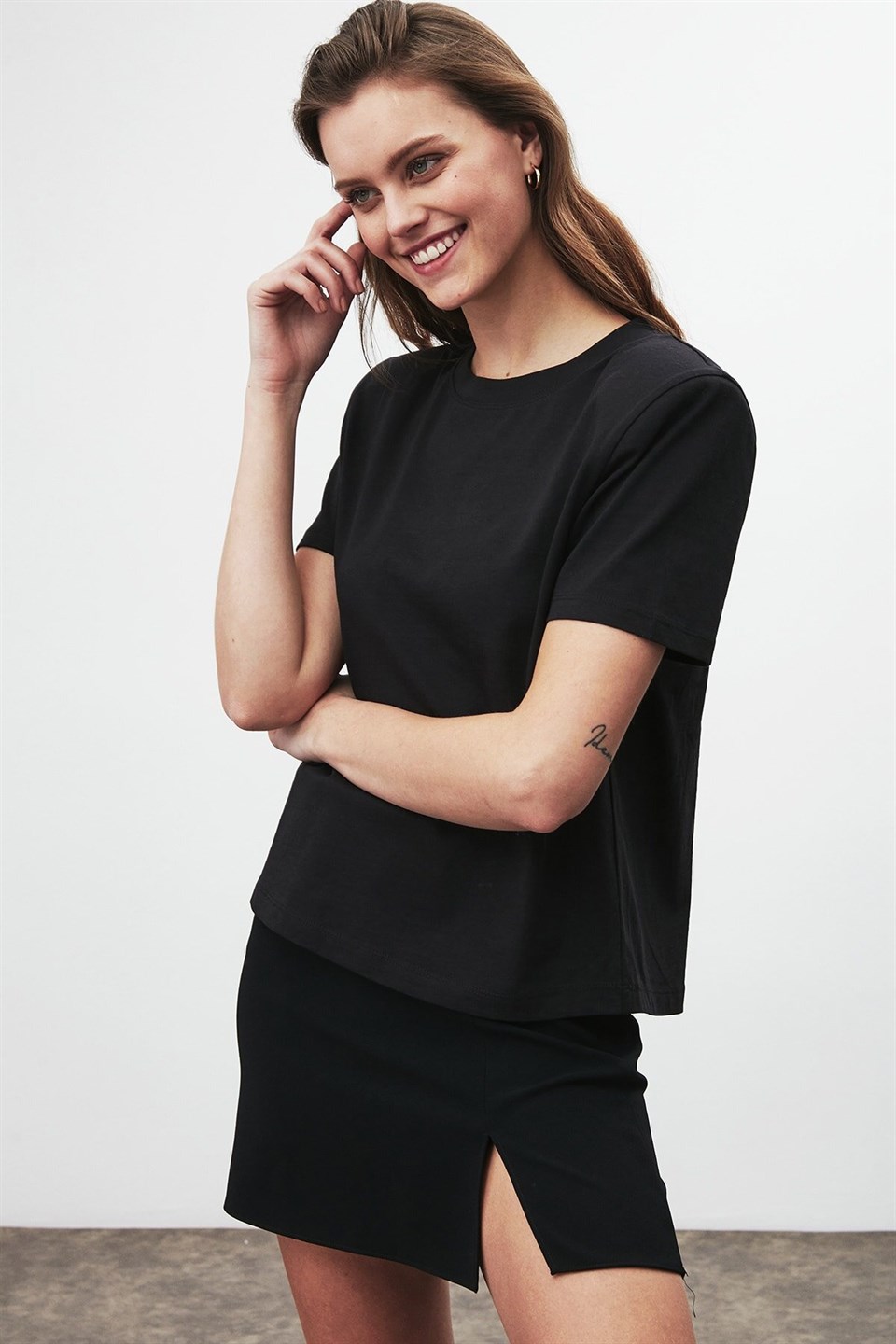 STELLA Kadın Siyah Düz Renk Yuvarlak Yaka Comfort Fit T-Shirt