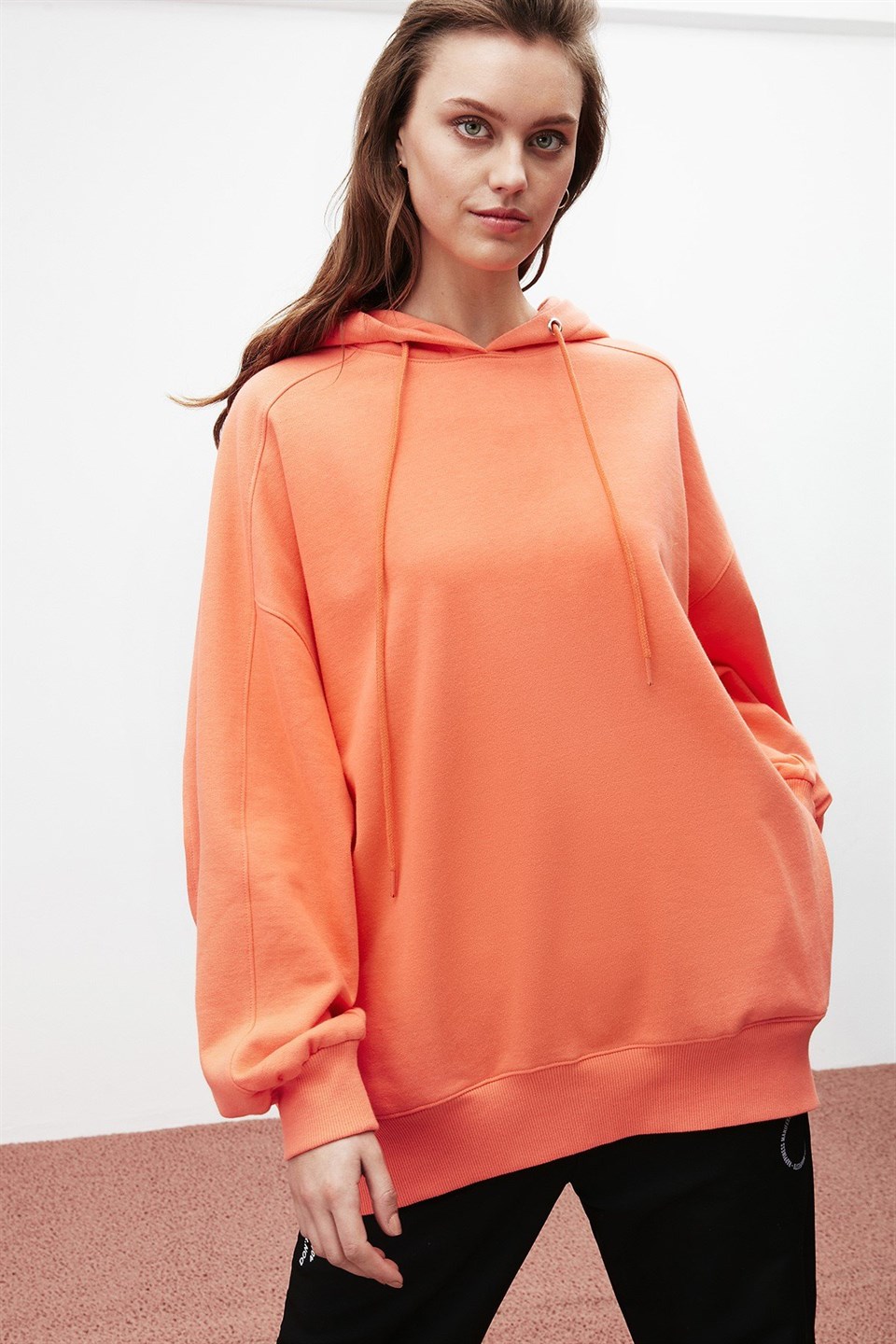 VIENNA Kadın Nar Çiçeği Düz Renk Kapüşonlu Ekstra Oversize Sweatshirt